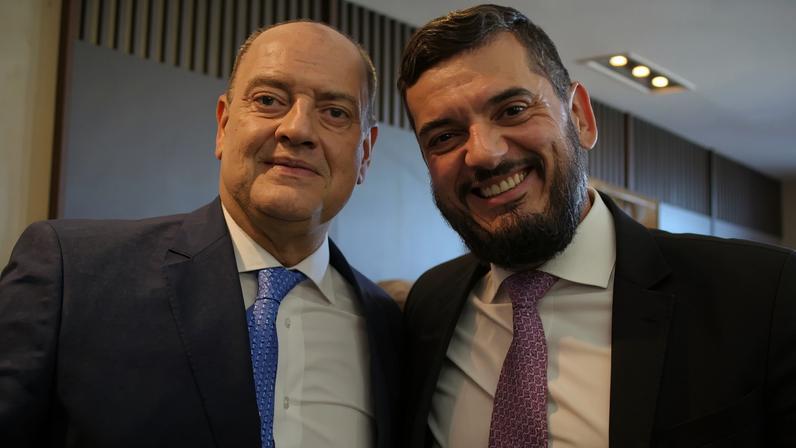 Ricardo Couto e o então presidente da Alerj, Rodrigo Bacellar. Seu afastamento do cargo concluiu o esvaziamento da linha sucessória para o governo do Rio de Janeiro.