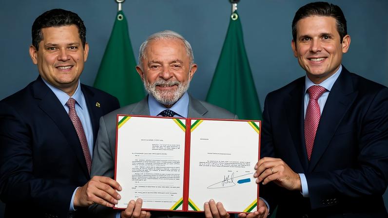 Presidente do Senado, Senador Davi Alcolumbre, Presidente da República, Luiz Inácio Lula da Silva, Presidente da Câmara, Hugo Motta durante Entrega da PEC da Segurança Pública. Palácio do Planalto. Foto: Ricardo Stuckert / PR