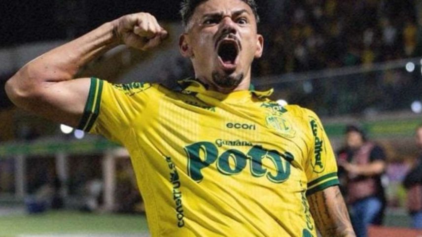 Tiquinho Soares e Herrera travam disputa de bola no estádio Maião –