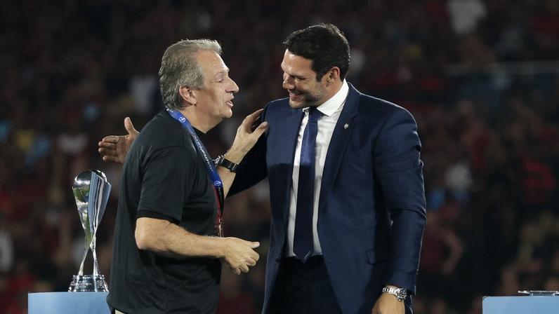 Presidente do Flamengo, Bap confraterniza com o presidente da CBF, Samir Xaud, na final da Libertadores do ano passado — Foto: Gilvan de Souza/Flamengo