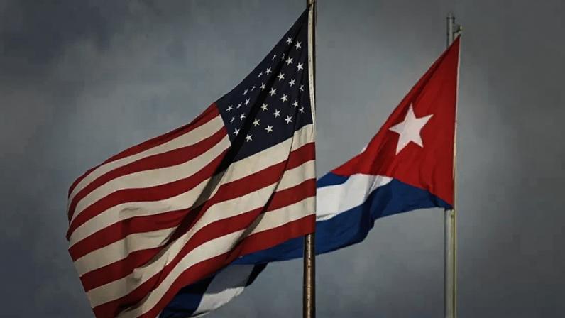 Vista das bandeiras de Cuba e dos EUA ao lado da Embaixada dos EUA em Havana 13 de maio de 2024 REUTERS/Alexandre Meneghini