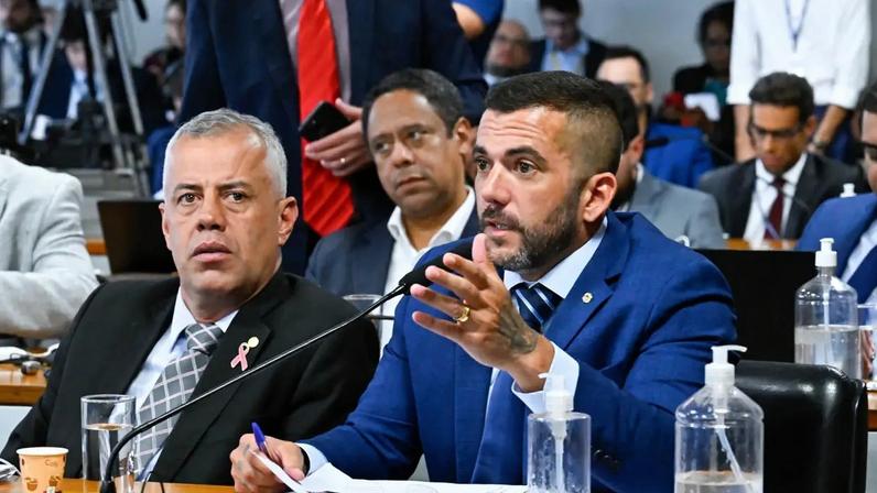 Em CPMI, Carlos Jordy lê nota do Radar sobre transferências do Careca do INSS para a ex-publicitária do PT Danielle Miranda Fonteles (Waldemir Barreto/Agência Senado)