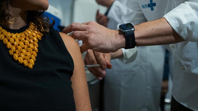 Gestante é vacinada contra a bronquiolite em Brasília