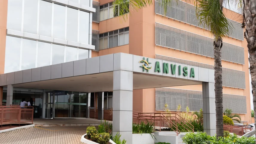 Agência reguladora gerou divisão nas redes sociais após suspensão considerada persecutória por internautas de direita. (Foto: Jacqueline Spotto/Anvisa)