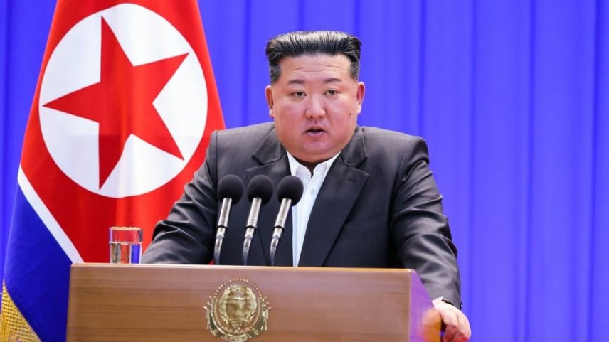 Kim Jong-un foi visto recentemente inspecionando a produção de uma nova arma da Coreia do Norte