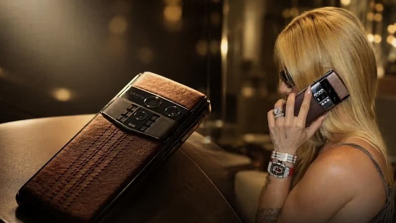 Virginia Fonseca apareceu com celular Vertu durante viagem a Dubai, e o aparelho chamou atenção pelo preço estimado em R$ 27 mil — Foto: Reprodução/Vertu