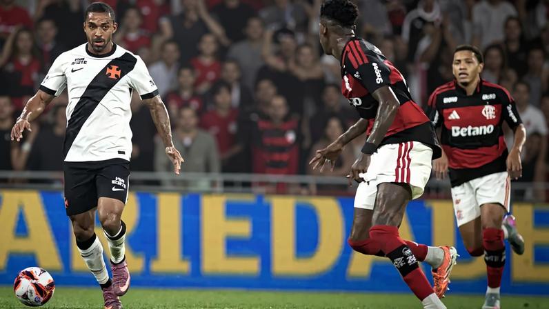 Paulo Henrique na partida entre Vasco e Flamengo pelo Carioca (Foto: Matheus Lima/Vasco)
