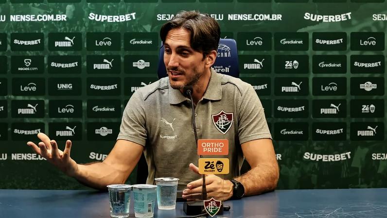 Zubeldía em entrevista coletiva pelo Fluminense (Foto: Lucas Merçon/ Fluminense FC)