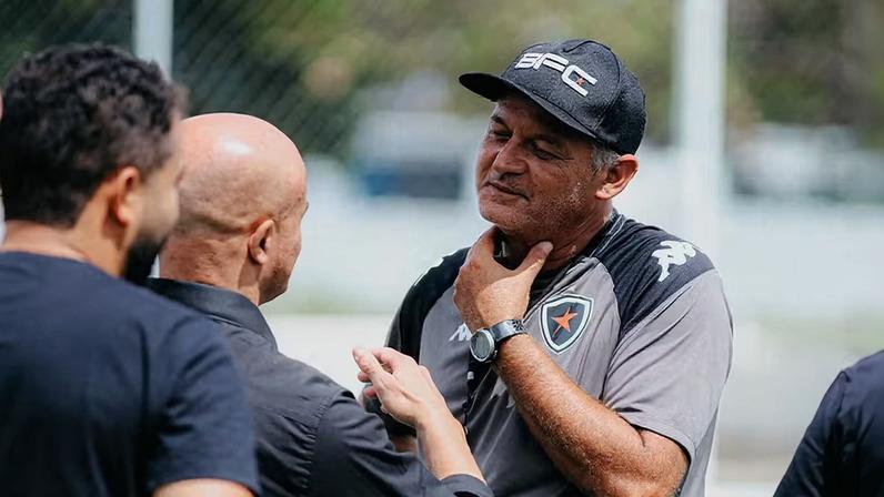 Ruy Cabeção e Lisca em treino do Botafogo-PB — Foto: João Neto/Botafogo-PB