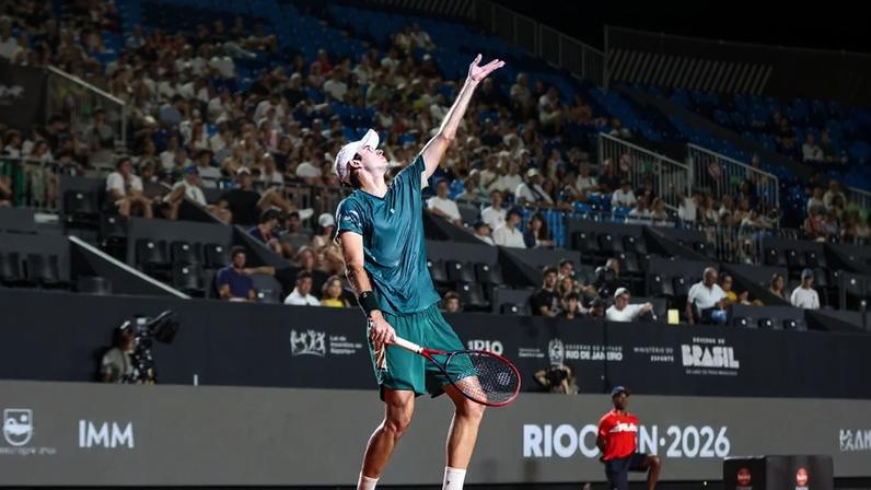 Gustavo Heide comemora ponto na vitória sobre o canadense Gabriel Diallo, em Vancouver (Foto: CBT)