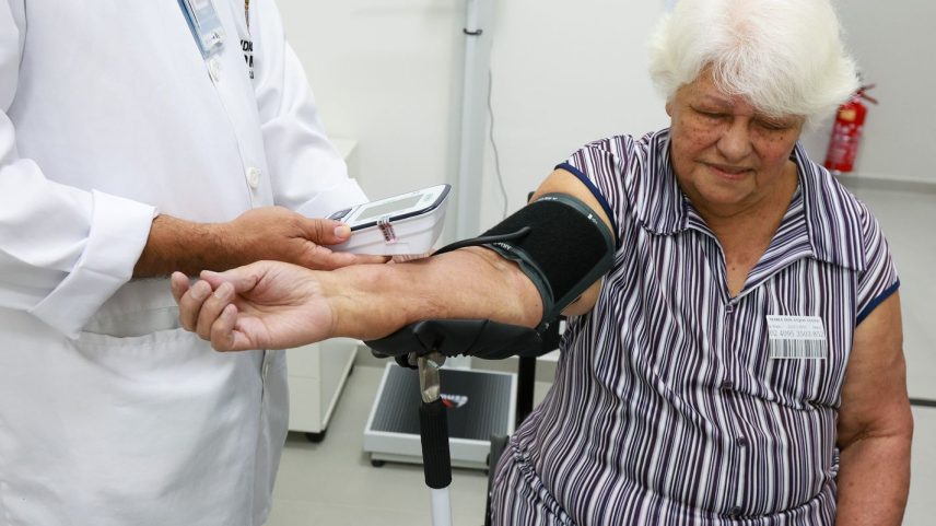 No Sistema Único de Saúde (SUS), a medicina se faz presente no detalhe: na escuta atenta, no toque seguro, na atenção aos idosos que carregam histórias e agora recebem cuidado. Foto: Prefeitura de SP/Divulgação