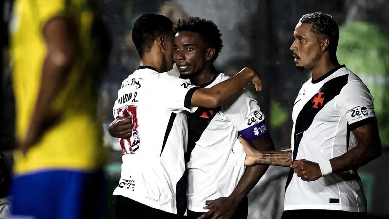 David e Rojas comemoram o gol de Thiago Mendes na vitória do Vasco sobre o até então líder Palmeiras (Foto: Matheus Lima/Vasco)