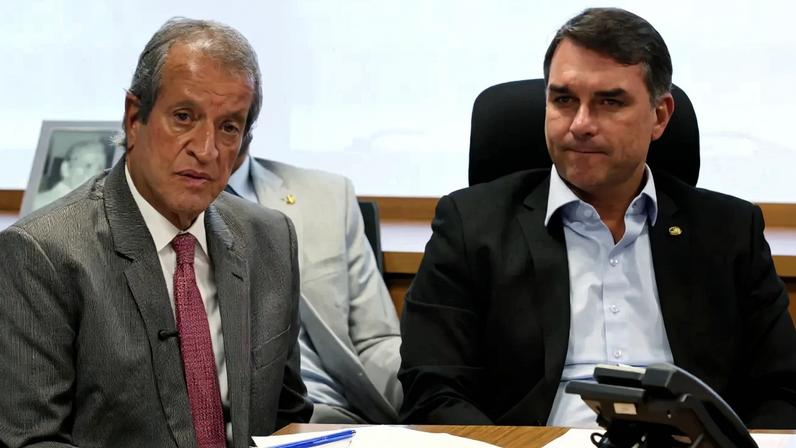 Valdemar e Flávio, em foto de 17 de março: divulgação de áudios com Daniel Vorcaro estremeceu candidatura (Beto Barata/ PL/Divulgação)