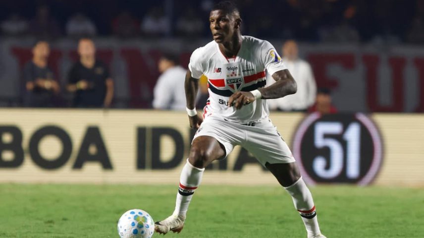 Registro do último jogo de Arboleda: zagueiro começou no banco (Foto: Rubens Chiri e Paulo Pinto/Saopaulofc.net)