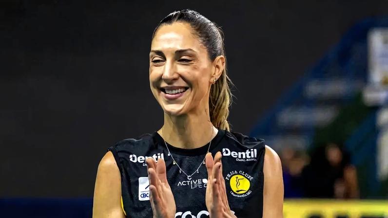 Carol Gattaz é homenageada pelo Praia Clube em seu último jogo (Foto: Bruno Cunha/Praia Clube)