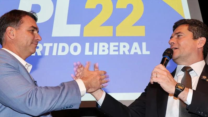 Os senadores Sergio Moro e Flávio Bolsonaro, durante ato de filiação do ex-juiz federal ao PL (Beto Barata/ PL/Divulgação)