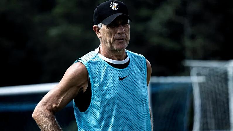 Renato Gaúcho em treino do Vasco: técnico ainda não acertou a defesa (Foto: Matheus Lima/Vasco)