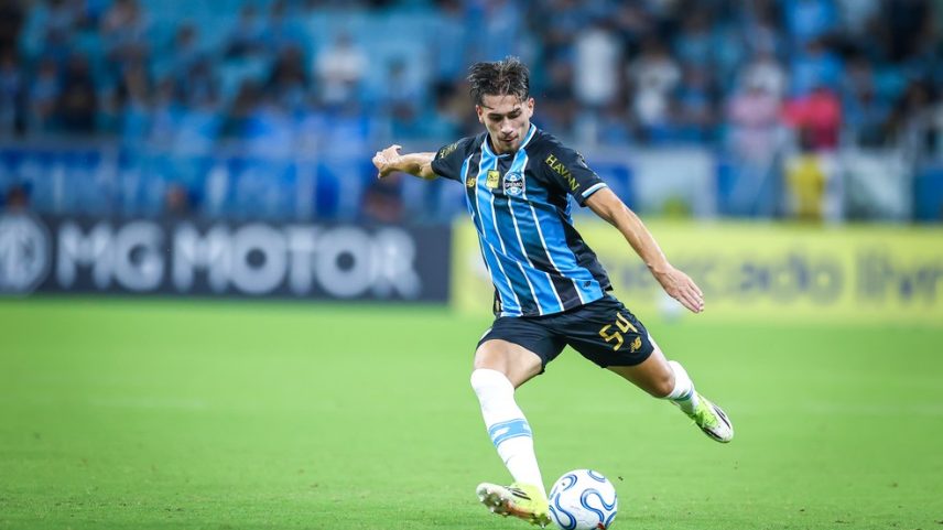 Pedro Gabriel em jogo do Grêmio — Foto: Lucas Uebel/Grêmio