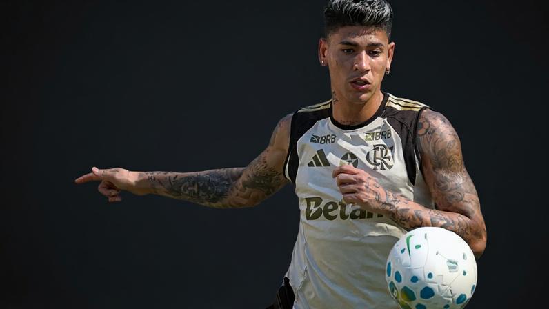 Jorge Carrascal durante sessão de treino no Flamengo