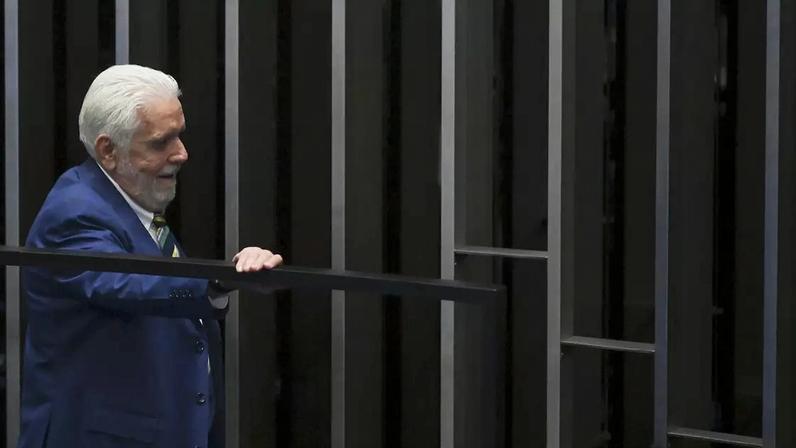 Líder do governo no Senado Federal, senador Jaques Wagner (PT-BA), deixa plenário após Senado rejeitar a indicação de Jorge Messias para a vaga de ministro do STF