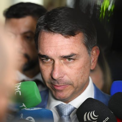 Pré-campanha de Flávio Bolsonaro reconhece crise, aposta em normalidade