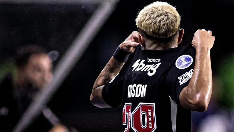 Adson comemora gol marcado na partida entre Vasco e Olimpia (Foto: Matheus Lima/Vasco)
