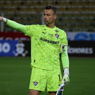Recordista de jogos na Libertadores, Fábio revisita estreia e brinca sobre goleiro