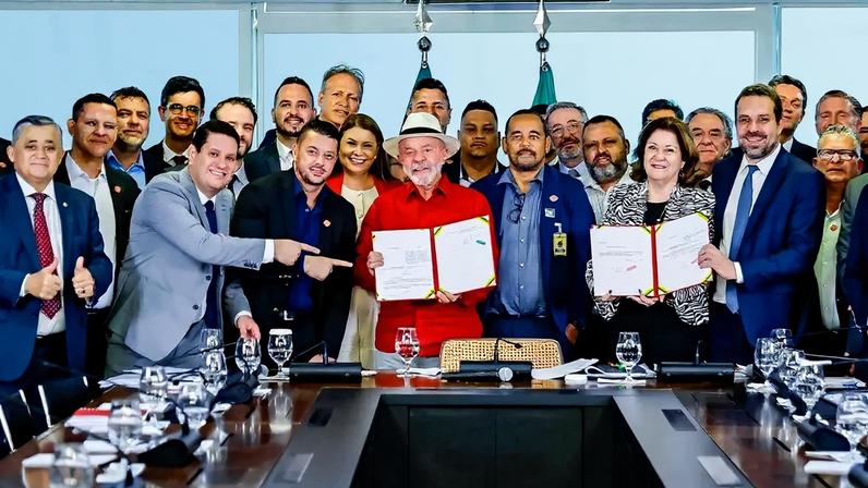 Lula anuncia a expansão do programa Move Brasil, de financiamento a caminhões, ao lado de ministros e representantes da categoria (30/04/2026)