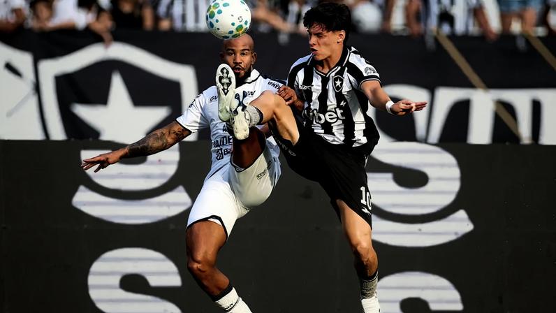 Montoro em ação na derrota do Botafogo para o Remo (Foto: Vítor Silva/Botafogo)