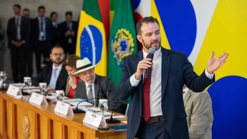 Lula assinou MP dando aval para que Durigan alterasse tabela, zerando imposto de compras de até US$ 50. (Foto: Washington Costa/MF)