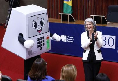 TSE lança mascote Pilili para celebrar 30 anos da urna eletrônica
