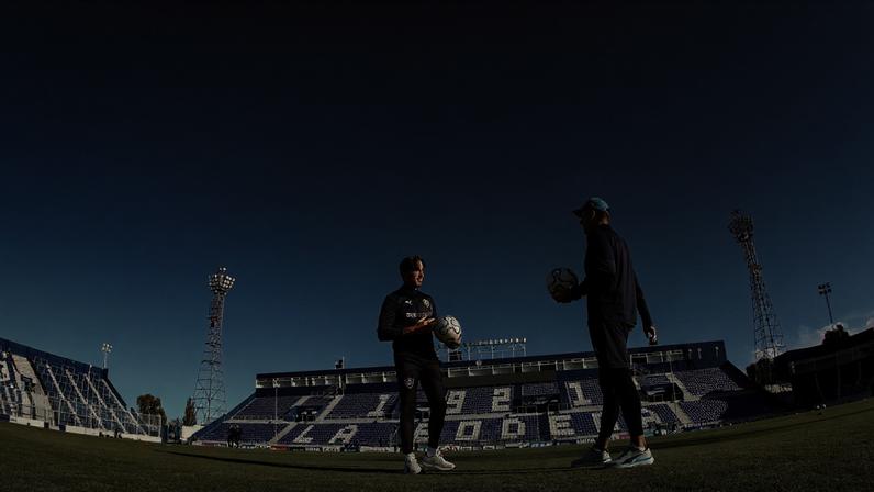 Zubeldía comanda treino no estádio do Godoy Cruz — Foto: Marcelo Gonçalves / Fluminense FC