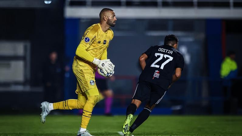 Weverton em jogo do Grêmio na Sul-Americana — Foto: Lucas Uebel/Grêmio