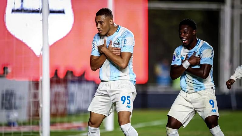 Carlos Vinicius e Amuzu fizeram os dois primeiros gols do Grêmio contra o Deportivo Riestra — Foto: Lucas Uebel / Grêmio / Divulgação