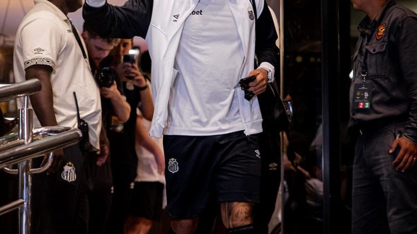 Gabigol, atacante do Santos, antes de jogo contra o Recoleta pela Copa Sul-Americana — Foto: Raul Baretta/ Santos FC