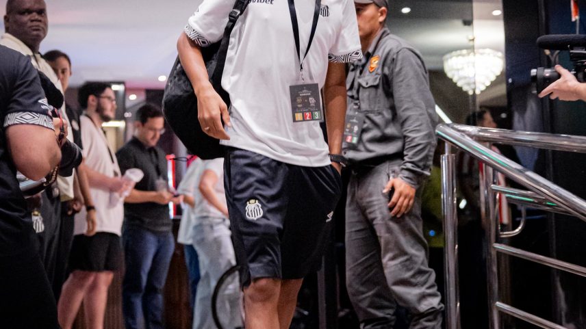 Robinho Jr com a delegação do Santos em viagem ao Paraguai — Foto: Raul Baretta/Santos