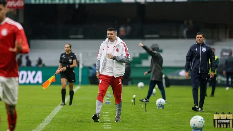 Paulo Pezzolano em jogo do Inter com o Coritiba — Foto: Ricardo Duarte/Internacional