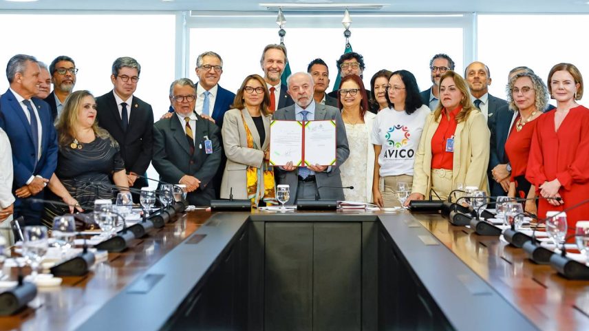 11 de maio de 2026 - Presidente da República, Luiz Inácio Lula da Silva, durante Sanção do Projeto de Lei nº 2.120, de 2022, que institui o Dia Nacional em Memória das Vítimas da Covid-19, no Palácio do Planalto, em Brasília/DF. Foto: Wallison Breno/PR.