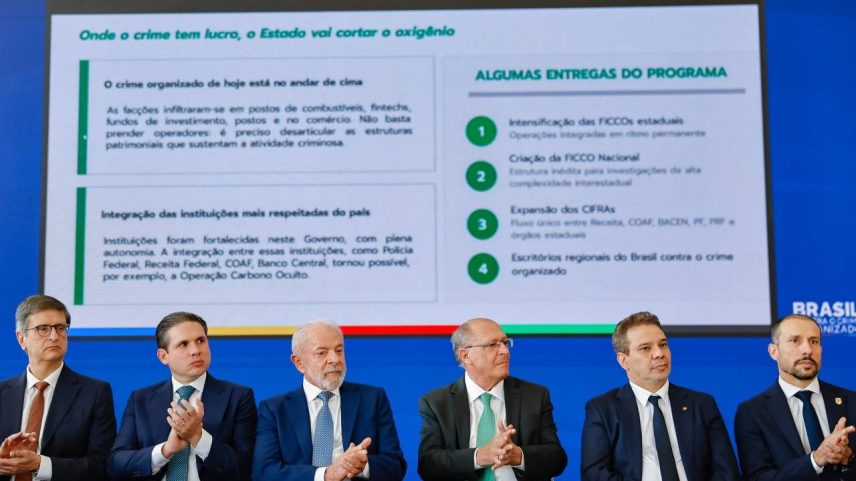 Cerimônia de lançamento do Brasil contra o Crime Organizado: da esquerda para direita, o procurador-geral da República, Paulo Gonet; o presidente da Câmara, Hugo Motta; o presidente Lula; o vice-presidente Geraldo Alckmin; o ministro da Justiça, Wellington Lima e Silva, e o diretor-adjunto da PF William Murad (SEAUD/PR/.)