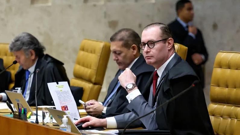 O ministro Cristiano Zanin, durante sessão do STF