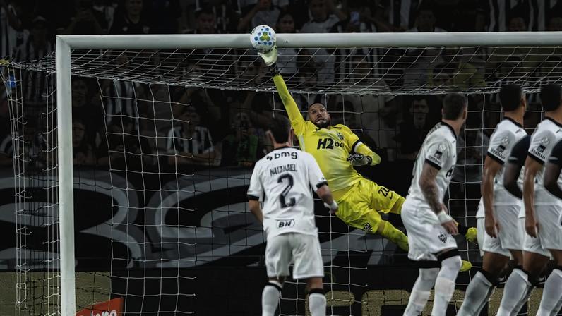 Everson é herói em classificação do Atlético — Foto: Pedro Souza / Atlético