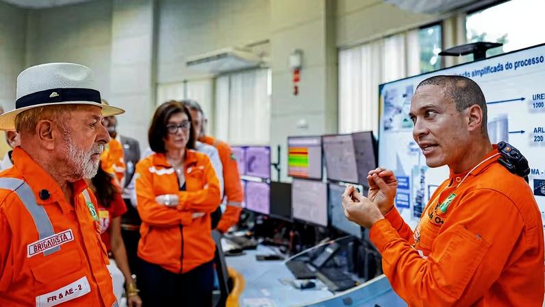 O presidente Luiz Inácio Lula da Silva visita a fábrica de fertilizantes nitrogenados da Petrobras (Fafen-BA), em Camaçari, na Bahia, acompanhado da presidente da estatal, Magda Chambriard (à direita de Lula, de óculos)