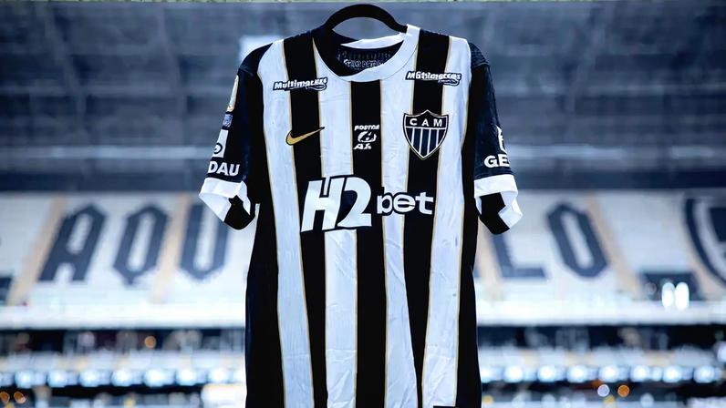 Camisa do Atlético Mineiro, clube brasileiro com a maior dívida líquida, segundo estudo