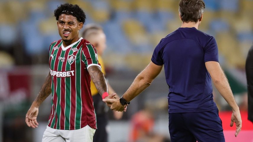 John Kennedy cumprimenta Zubeldía na vitória do Fluminense contra o São Paulo — Foto: MARCELO GONÇALVES/ FLUMINENSE F.C.