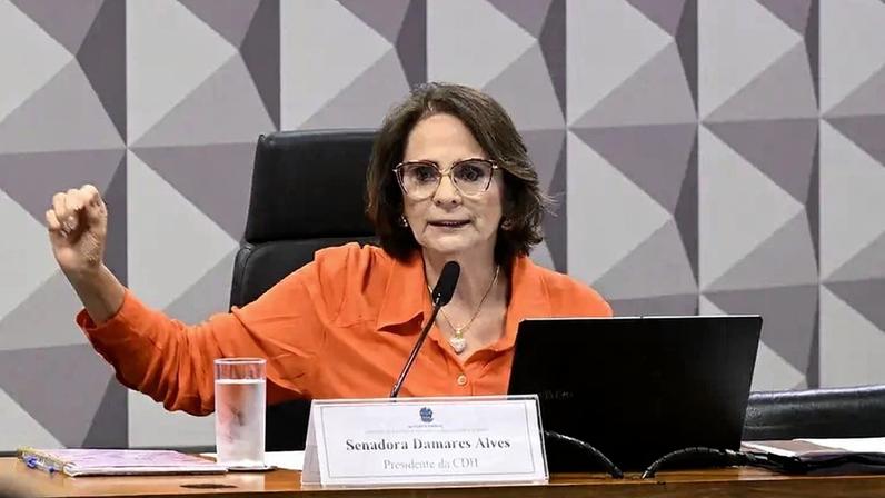 A senadora Damares Alves em comissão do Senado