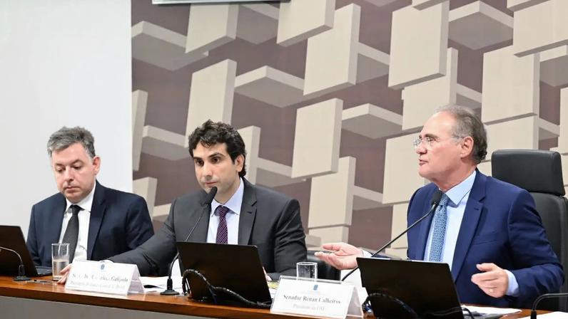 O presidente do Banco Central, Gabriel Galípolo, ao lado do Senador Renan Calheiros (Agência Senado/Reprodução)