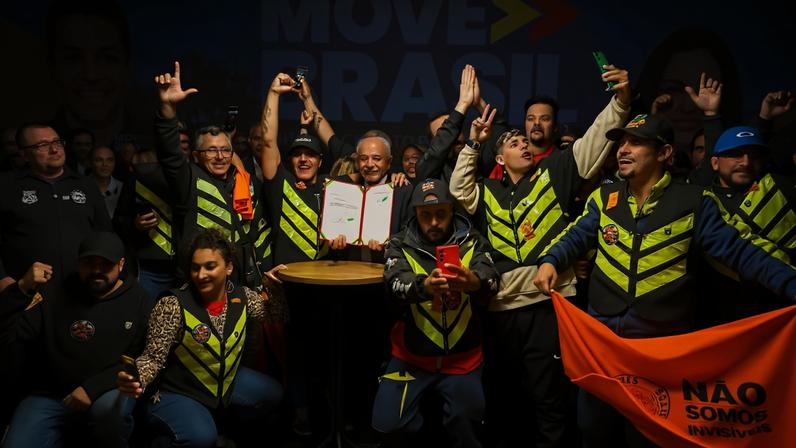 Motoristas de táxis e de aplicativos comemoram com o presidente da República, Luiz Inácio Lula da Silva, a MP que abre linha de crédito de R$ 30 bilhões para compra de carros novos pelas categorias; Move Brasil Táxi e Aplicativos — Foto: Ricardo Stuckert / PR