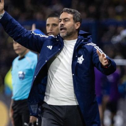Artur Jorge elogia empate do Cruzeiro com um a menos e comenta arbitragem