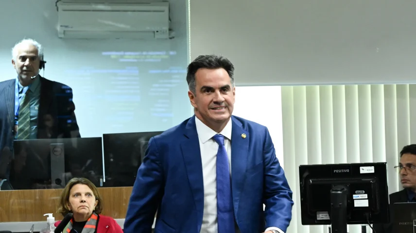 Aeronave ainda está no nome do parlamentar até que artista termine de pagar valor negociado. (Foto: Geraldo Magela/Agência Senado)