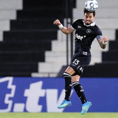 Alex Telles afirma que não houve conversas sobre renovação com o Botafogo